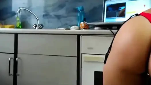 Ultimate Pleasure Unleashed: Cewek ini lagi asik twerking topless dan pantatnya diekspos