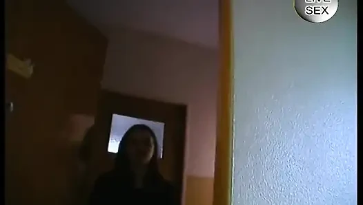 Vollbusige brünette fingert muschi, bevor sie einen blowjob gibt