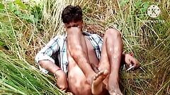 森で大きなキュウリのハードコアオナニーでクソするインドの十代の少年