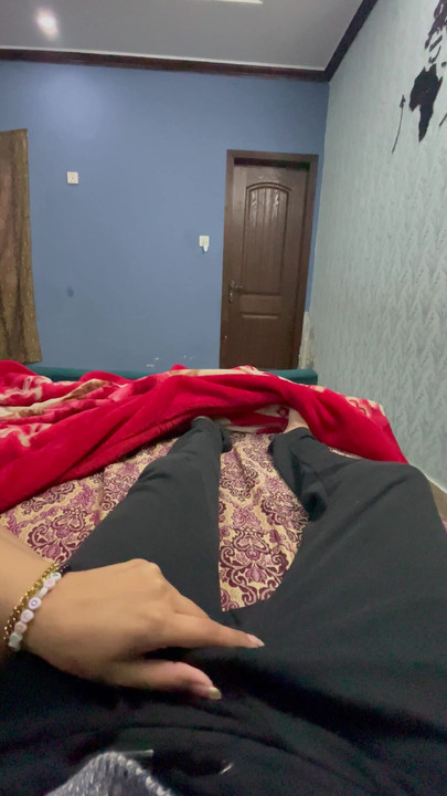 Mature pakisatni beautiful wife playing with my dick she is in horny mood