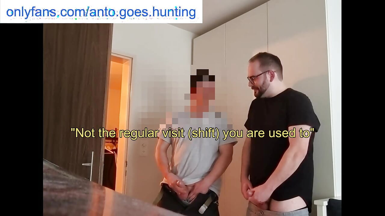 ישר אינסטלטור בא לתקן לי את הכיור ותופס אותי מאונן - בסוף אנחנו מוצצים אחד לשני