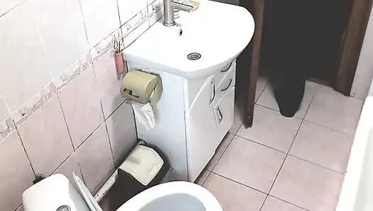 Karım yaşlı komşusunda yarak sıvazlama ve tuvalette boşalmaya yardım etti. Orta yaşlı seksi kadın yarakla mastürbasyon yapıyor. Yaşlı ve genç. Elle muamele dölleme seks pornosu