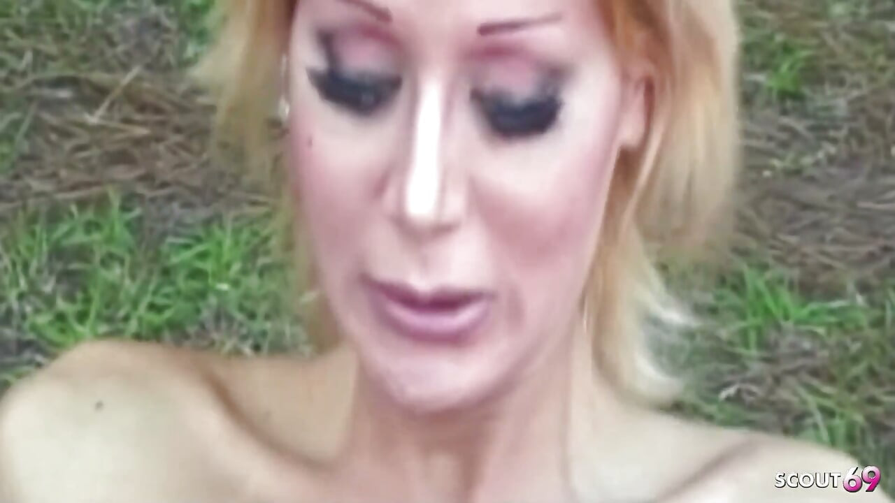 Rubia travesti pervertida Agnes follada analmente al aire libre con un condón