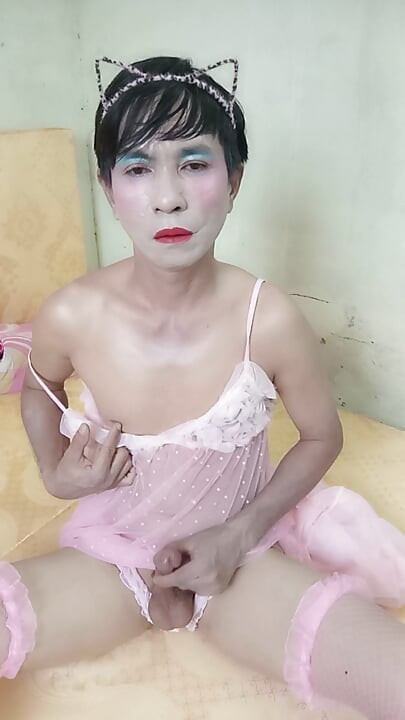 Oanh le transgender seksi bir bornoz giyiyor ve mutlu bir şekilde mastürbasyon yapıyor