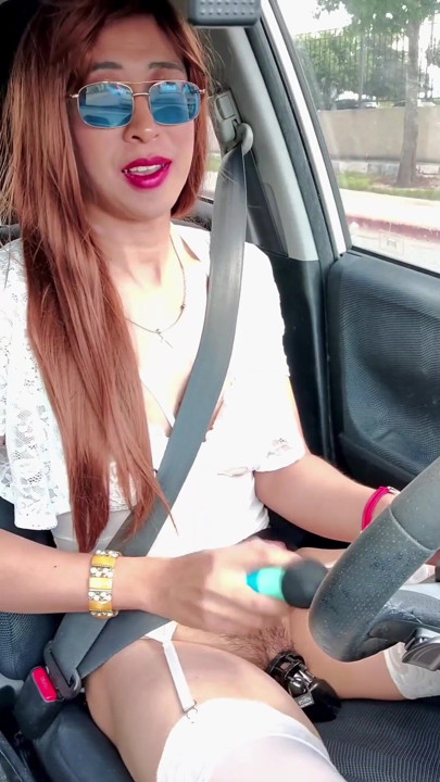 Sissy puta Bess cavalga pela cidade em nada além de sua lingerie | Clipe 1