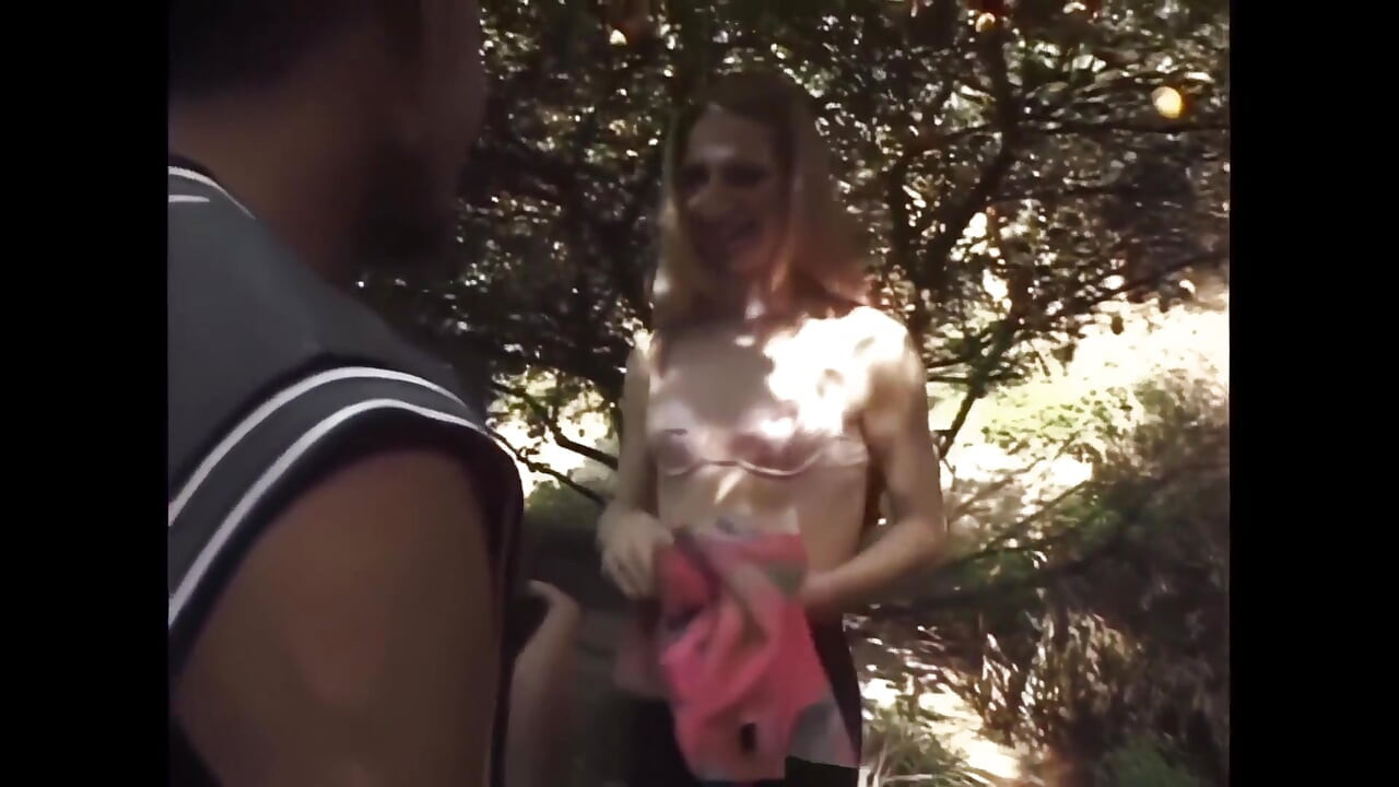 Soyunuyorum ki beni görebilesiniz