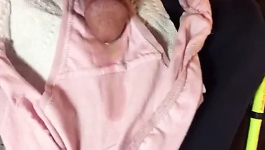 Éjaculation sur ma culotte rose