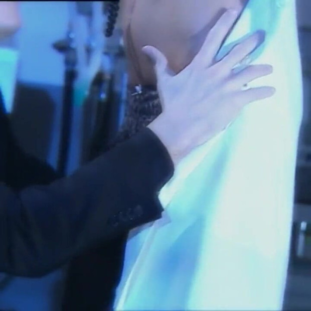 فاتنة مع كبير الثدي يعرف كيف يمارس الجنس