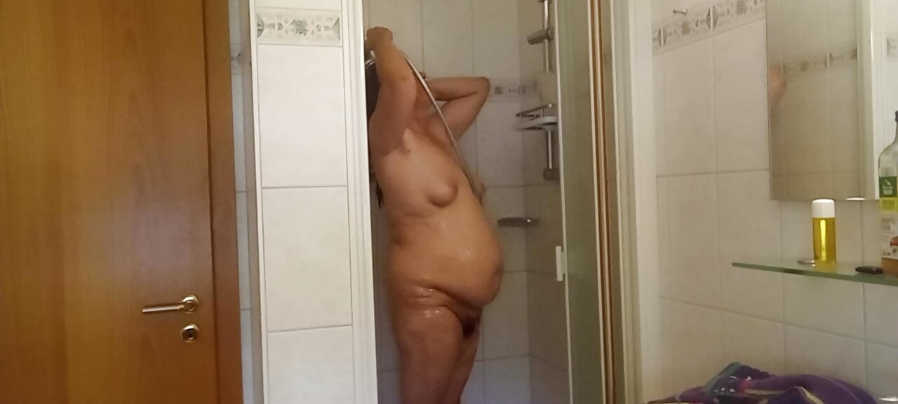 Dojrzała niemiecka MILF 52 bierze pod prysznic pulchne ciało