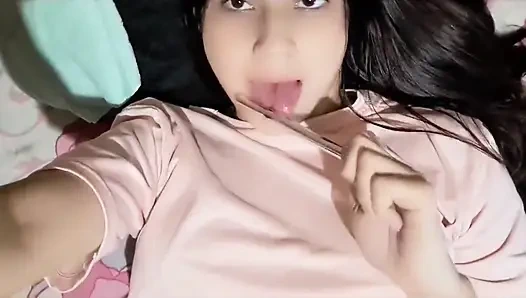 Pengasuh masturbasi dan pamer celana dalam thongnya yang basah