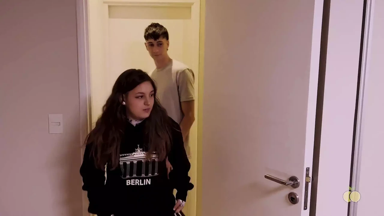 我的继兄弟提议我做色情片制作...上师欢迎我们