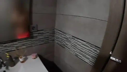 Трахаю в ванной с моей 18-летней хозяйкой! Сперма на ее сиськах!