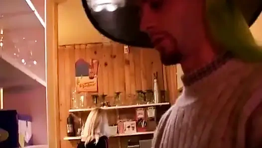 Wildes französisches schätzchen befriedigt zwei schwänze während der arbeit in der küche