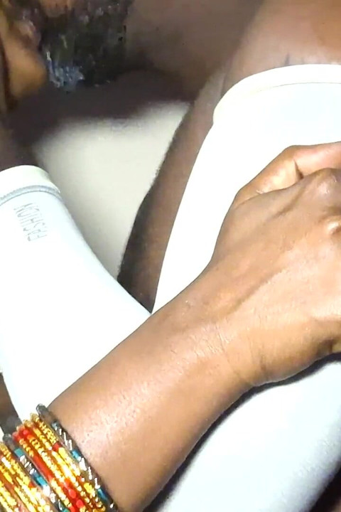 Uartig nabo får en erotisk service af den gifte kone ved siden af