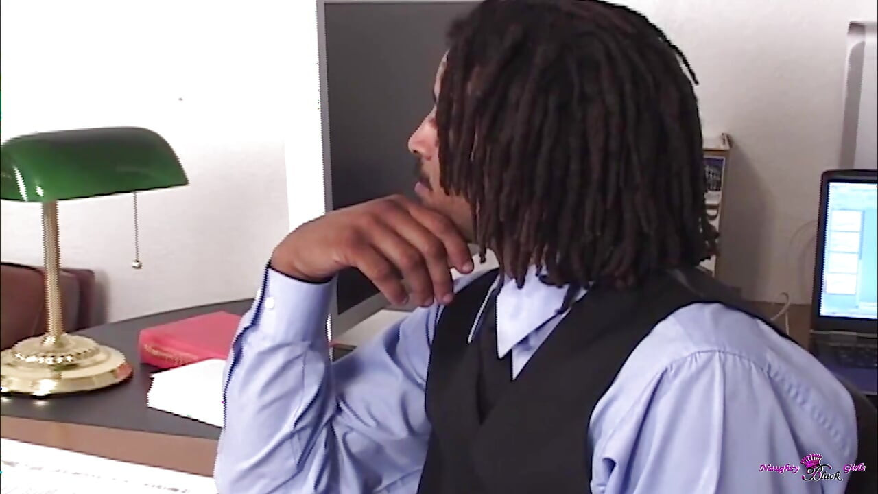 ヘイリー・ヤングはセラピストに膣を舐められ、彼のBBCと激しくセックスする。