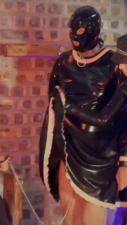 Zadivljujući trenutak iz "Dominatrix Gospodarica April - Robinja Rosie dobiva usisavanje"