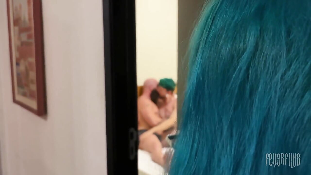 Første mandlige Bi-scene: Intens trekant med dobbelt blowjob
