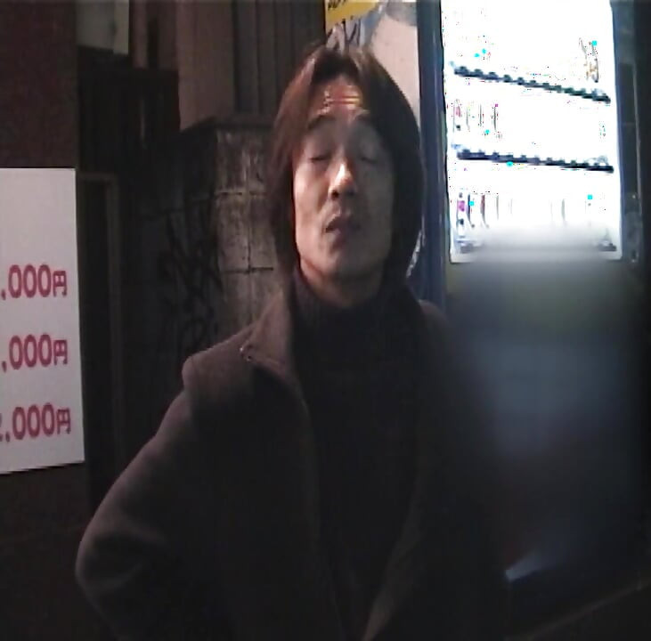 P135G06 A beautiful proprietress running a small nomiyaku with only a counter in Kabukicho. A sensual drama about a touting man and a man chased by debt collectors in the chaotic Showa-era Shinjuku!