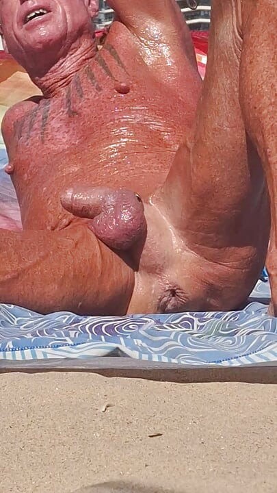 Key West lubricado usando su nuevo dildo enorme en la playa