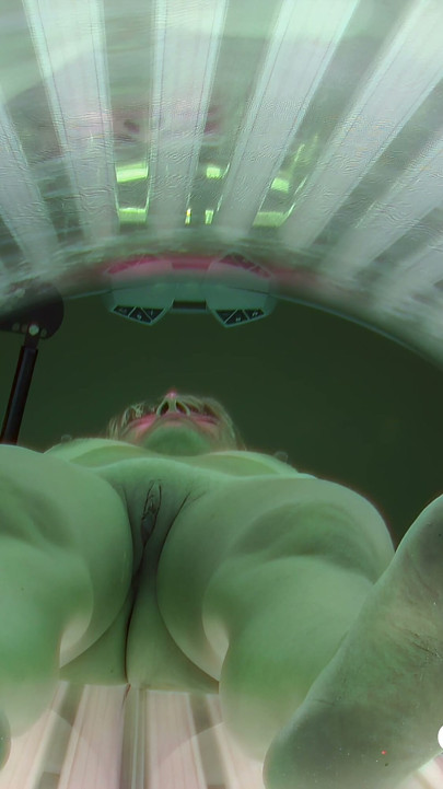 Czech Solarium 322: Mature Lady's Sultry Solarium Show