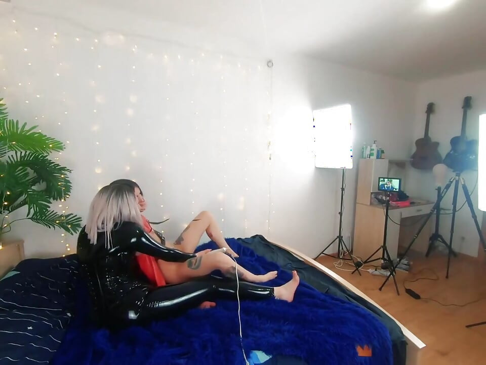 Achter de schermen van mooie lesbische fetisj-meisjes die seksvideo doen. Positieve femdom, seksspel, latexleer