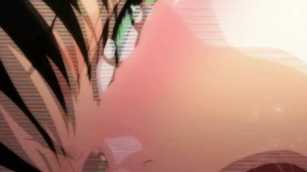 女孩在森林里为群交挑选了三个商人
