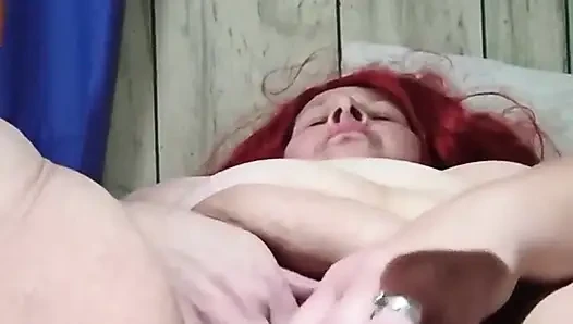 Рыжая шлюха собирается залить киску с мужиком по соседству