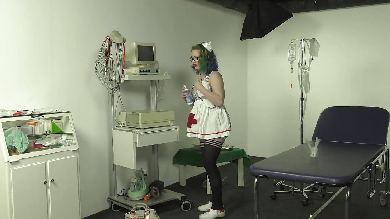 Bella viene scopata in profondità dopo aver ingoiato cazzi lunghi duri