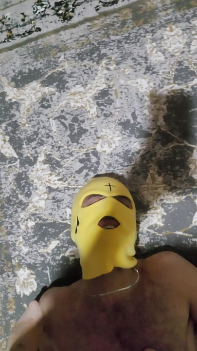 Meesteres voetenbeurt snd ballbusting slaaf thuis