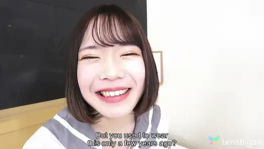 Nettes japanisches mädchen von nebenan, ayumi zieht sich ins kostüm, um zu spielen