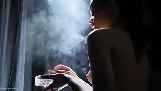 Ein bisschen nacktes, rauchendes mädchen