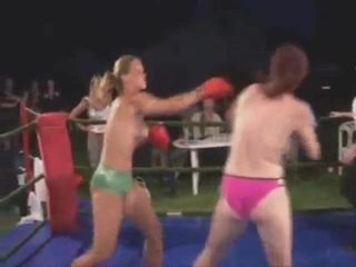 Prawdziwy mecz bokserski topless