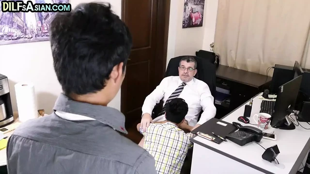 Азиатских твинок трахнул без презерватива в офисном тройничке бизнес DILF