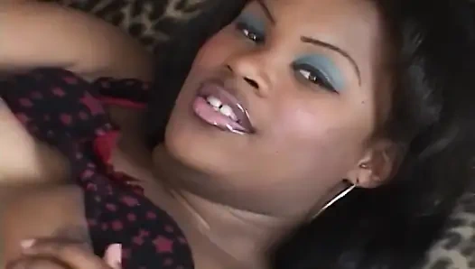 Memek sempit cewek imut ini dientot habis-habisan di thresome sama kontol besar pria kulit hitam