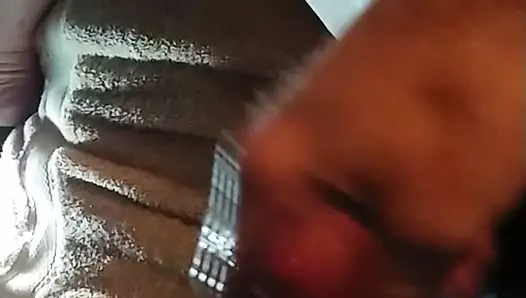Benim küçük horoz yağ ile oynamak