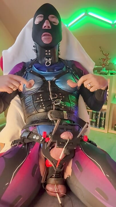 Pederast curvă scroafă curvă cu sfârcuri, pompă, mașină de muls pederast