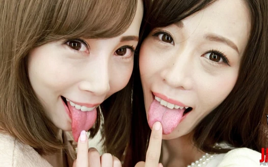 Ajakan Aya dan Yuri: Ciuman Mesra Lesbian