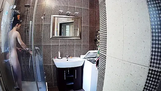 Dusche: heißes zierliches mädchen stella genießt ihre dampfende duschzeit