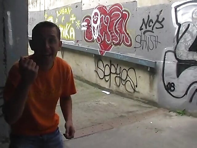 Сексуальная девушка трахается на шоссе