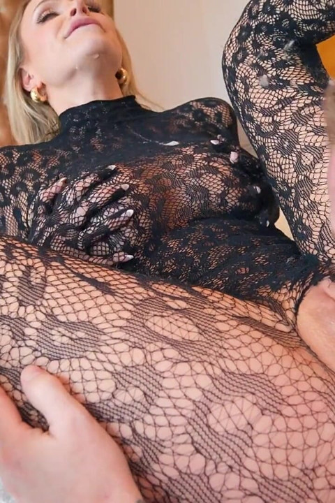 Gatinha pecaminha: Emma Hix abre depois de uma dura anal