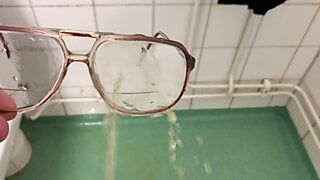 Las gafas del abuelo mean empapadas y cubiertas