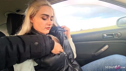 Deutsche blonde Anhalterin lässt sich zum Dank im Auto ficken