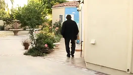 Молодого невинного трахает его отчим