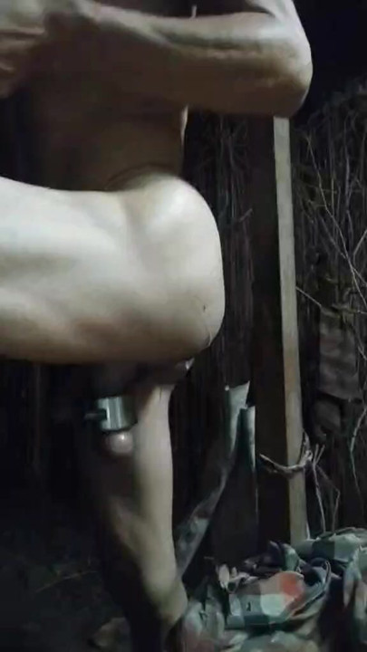 Encha sua bunda com um brinquedo antes de ir trabalhar.