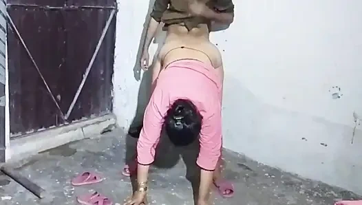 Schöne junge indische heiße sex mädchen reifer mann schiebt hils xXX schwanz beim kommen in desis nasse vagina