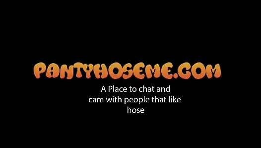 Sarah kazak elbisesini çıkarıyor ve solo külotlu çorap pornosu yapıyor