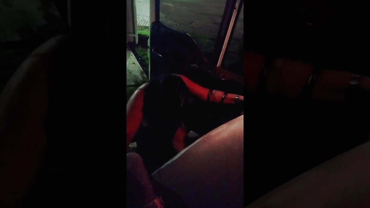 Trucker folló el culo de mi mujer en el camión mientras yo esperaba