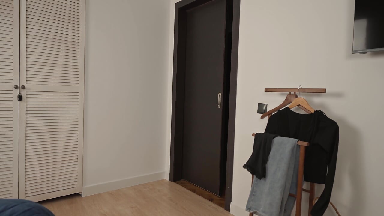 Üvey kızımı porno yaparken yakaladım! Sır tutmam için bana yalvarıyor! Genç kızın sıkı amcığını sikiyorum