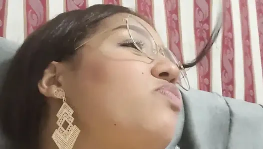 Грудастая латина в очках сосет мой большой член