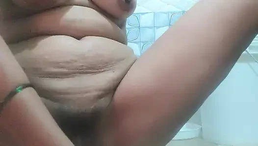 Adik iparku masukin timun ke dalam memeknya di kamar mandi.